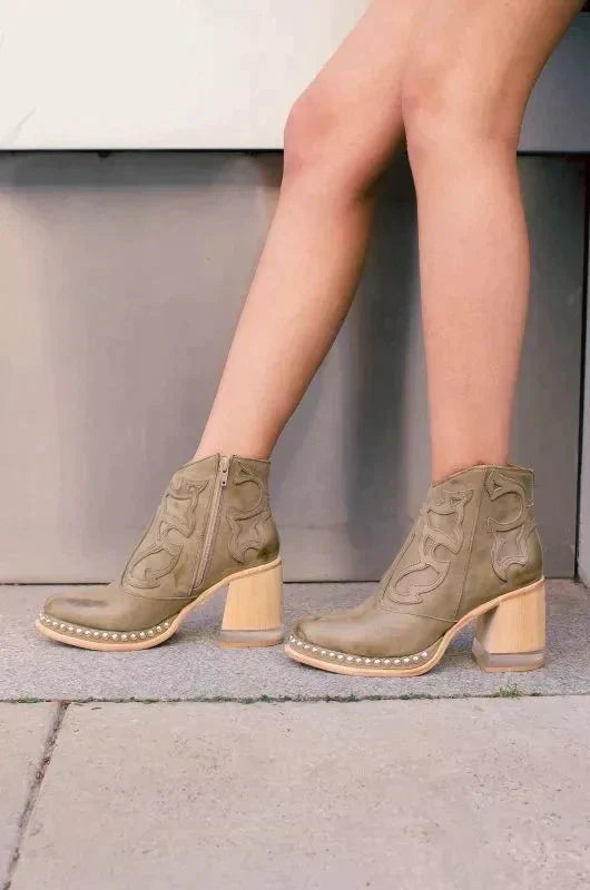 Graceful Orthopedic Boots for Modern Look