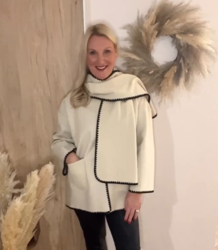 Cappotto Avvolgente in Panna con Profili Neri