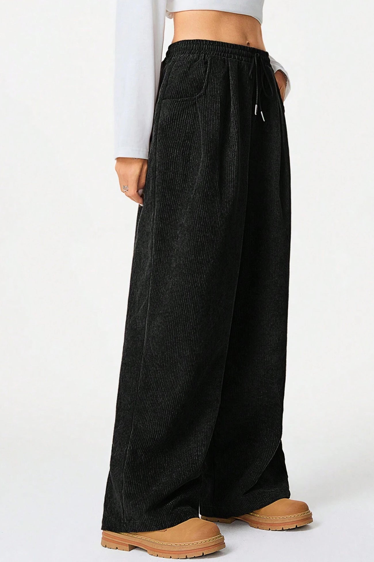 Effortlessly Elegant Pants with a Timeless Design